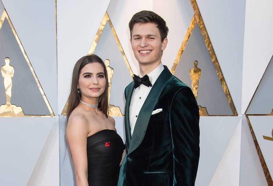 ▲凡歐蕾柯蜜珊（左）尷尬露點。（圖／達志影像，2018.03.05）