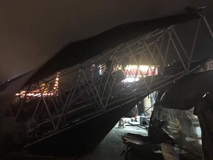 2018花蓮太平洋燈會慶元宵舞台背板鐵架，因為不敵強風來襲，應聲吹垮。（圖／取自花蓮同鄉會）