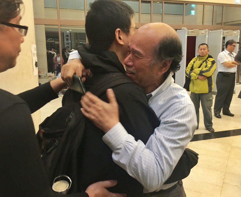 ▲桃園大溪區慈湖陵寢228遭人闖入潑漆，警方5日通知涉案10人到案說明。警方執行拘提同時，自由台灣黨主席蔡丁貴（前右）除在臉書發文為成員找辯護律師，隨後也轉往地檢聲援。中央社記者吳睿騏攝107年3月6日