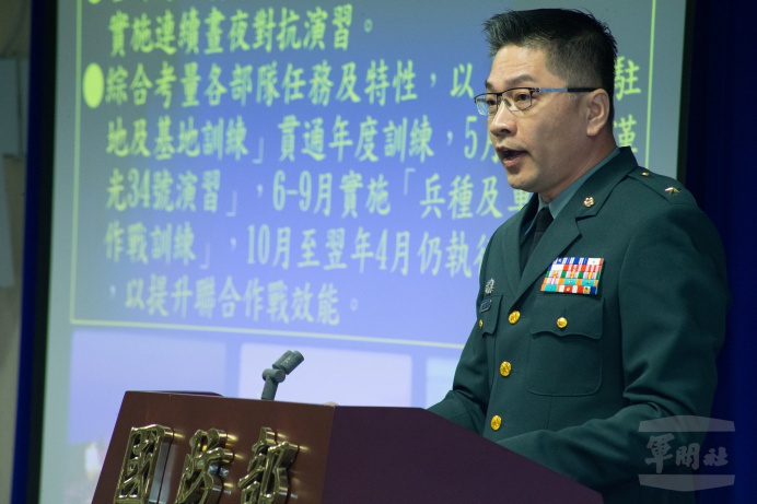 ▲ 國防部6日上午的例行記者會，由訓練參謀次長室軍事訓練處處長董紹明少將對外說明107年部隊演訓規劃。（軍聞社記者林澤廷攝）