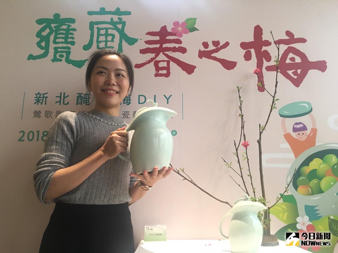 ▲陶博館今年設計的梅甕《青鶯樂》，可醃脆梅或當茶壺。（圖／記者蔡琇惠攝，2018.03.06）