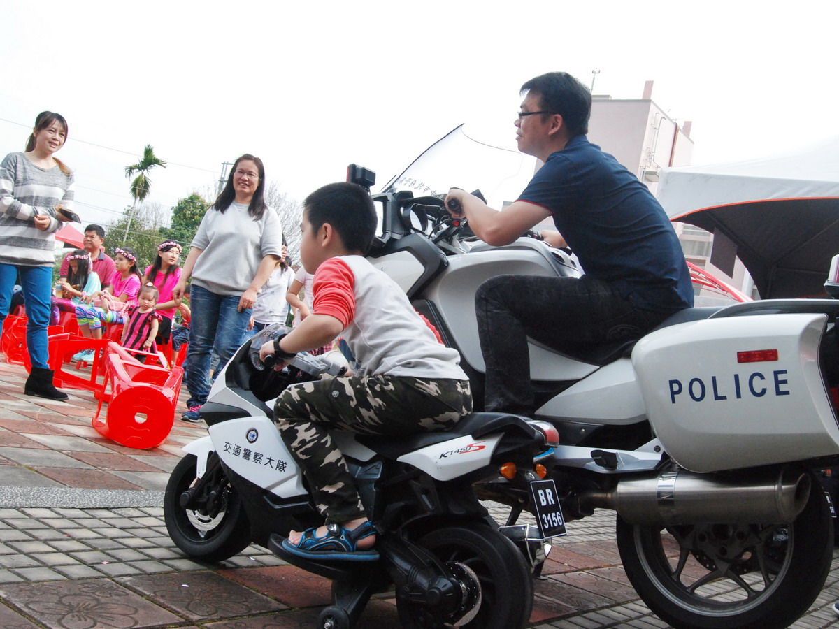 ▲交通宣導活動中，孩童小哈雷機車體驗與警用大型重機展示，吸引大、小朋友爭相體驗。（圖／東勢警分局提供2018.3.6）