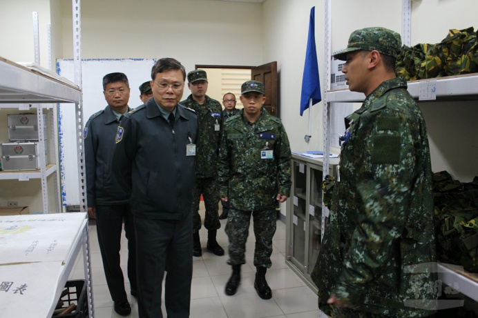 ▲ 後備指揮部指揮官周皓瑜中將6日視導北區「常備兵役軍事訓練役」接訓整備。（北部地區後備指揮部提供）