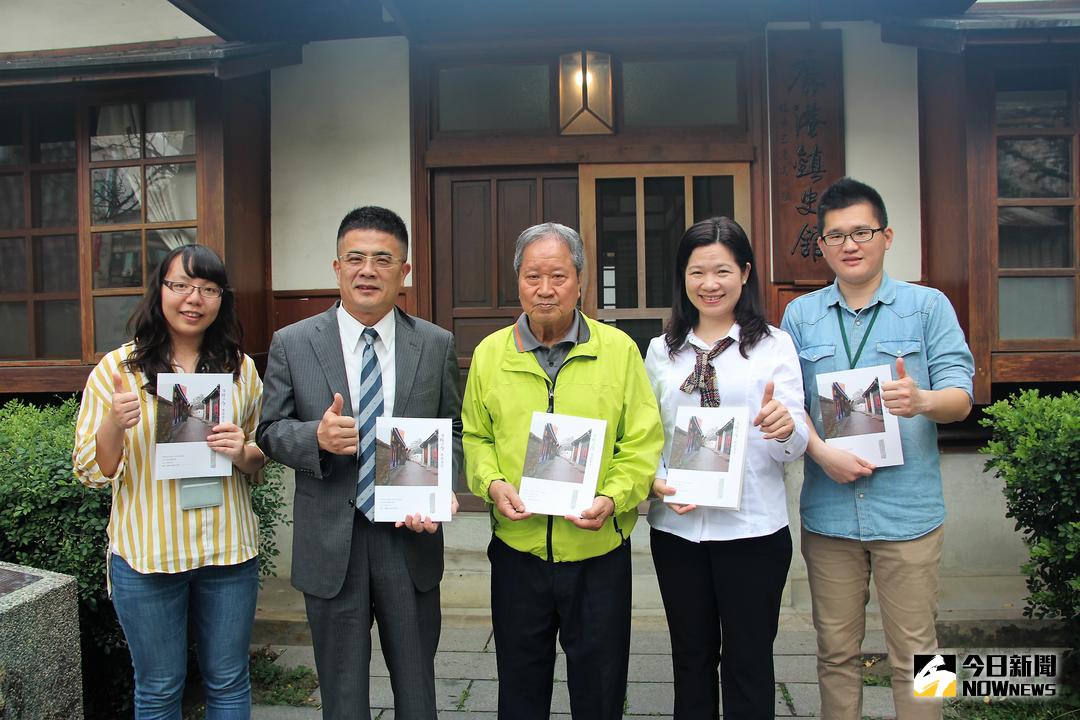 ▲鹿港鎮公所委託鹿港文教基金會董事長王康壽老師編寫「穿梭古今 鹿港巷弄」一書，將多年收集的資料，整編成冊，記錄了鹿港的文化歷史。（圖／記者陳雅芳攝，2018.03.06）