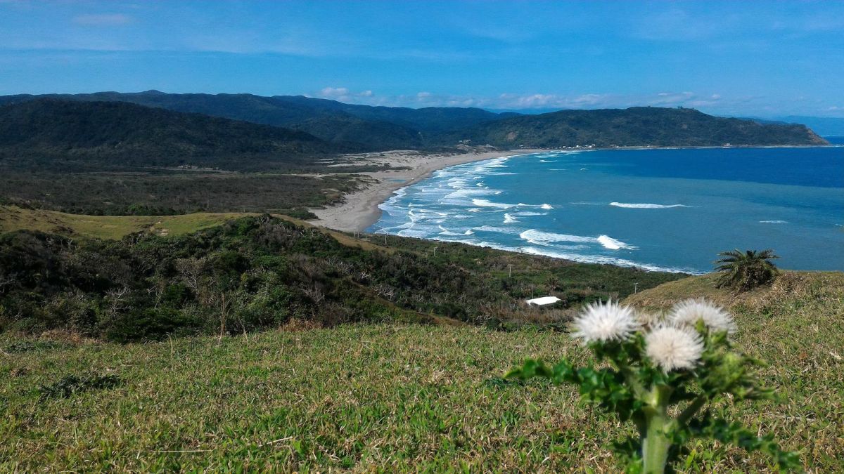 ▲墾丁觀光雪崩後，墾管處推出特殊砂頁岩地景及東北角的海角樂園「九棚村大草原」，是社區生態旅遊最神祕的路線。（圖／墾管處提供）