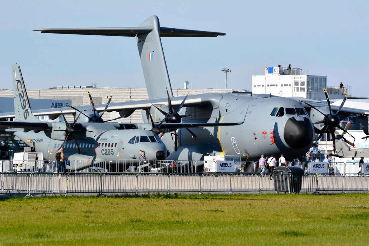 ▲C-295（左）與A400M為空中巴士集團主力推銷運輸機種。（圖／空中巴士）