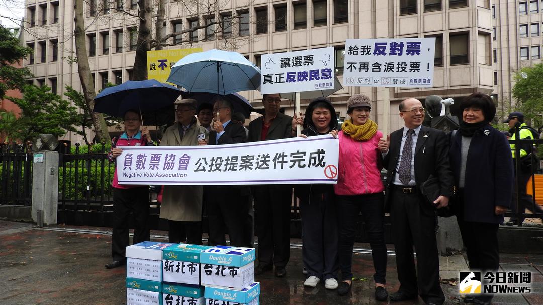 ▲負數票協會到中選會前提交第一階段反對票公投連署。（圖／記者戴祺修攝，2018.03.08）
