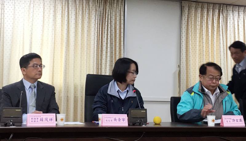 ▲台北農產運銷公司總經理吳音寧（中）8日在台北農產運銷公司主持「因應休市之說明與3月8日整體拍賣情形報告」，圖左為農糧署副署長蘇茂祥，右為台北市市場處處長許玄謀。中央社記者張皓安攝  107年3月8日