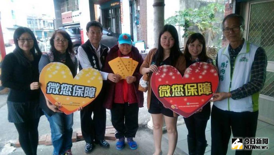 ▲雲林縣政府關懷與親送低收獨居長輩意外事故微型保險死亡理賠保險金。（圖／記者洪佳伶翻攝 , 2018.03.08）