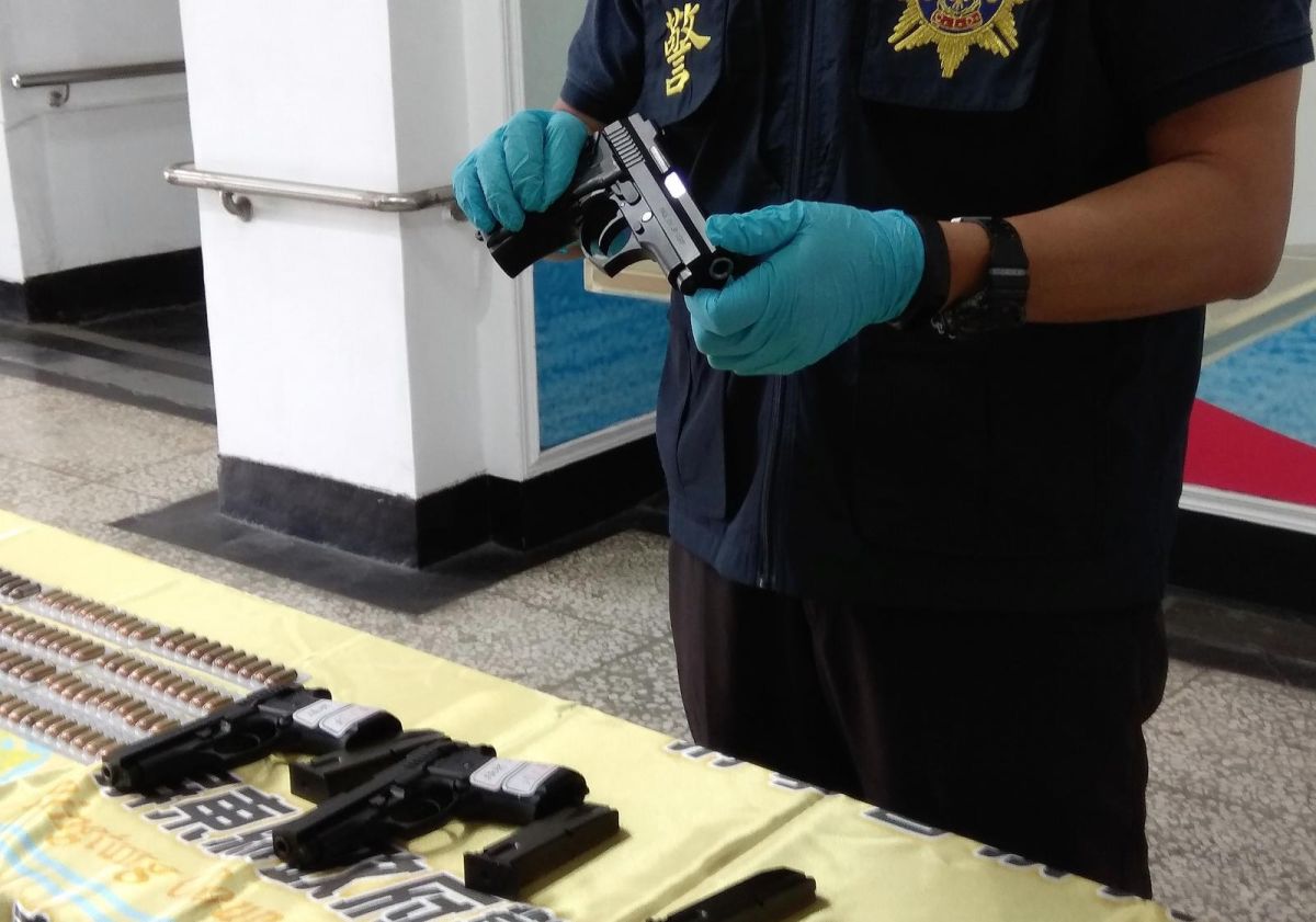 ▲屏東刑大遠赴桃園逮捕擁槍自重的吸金犯，現場起獲槍械與子彈，幹員詳細檢視各種槍彈。（圖／屏東刑大提供提供）