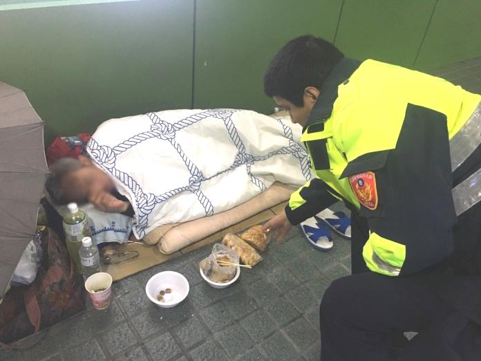 ▲巡勤警員探訪街友並提供飲食物資，關懷身體健康。（圖／新北市政府提供）