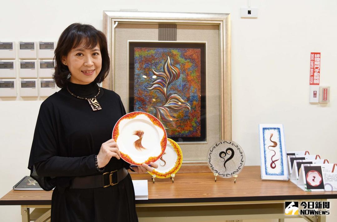 ▲謝清秀老師癌後美髮藝術創作，38婦女節於屏科大典範特色展覽中心展出其作品。（圖／記者陳宗傑攝,2018.03.08）