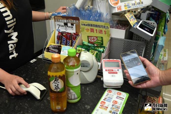 ▲根據統計，台灣民眾目前在便利商店用非現金支付的比例已超過20%，將是行動支付普及的關鍵。（圖／NOWnews資料照）