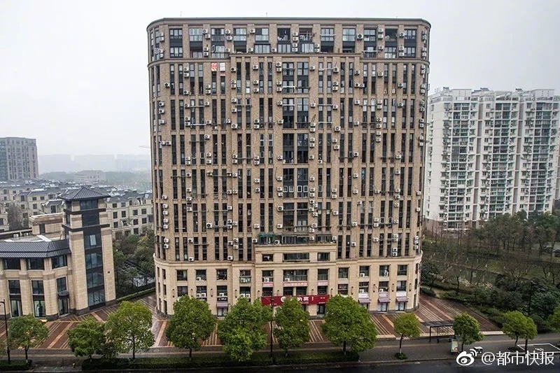 ▲大陸杭州一棟大樓外牆掛滿冷氣室外機，許多網友直說「看著都難受」，住戶對此也表示很無奈。（圖／翻攝自《都市快報》微博）