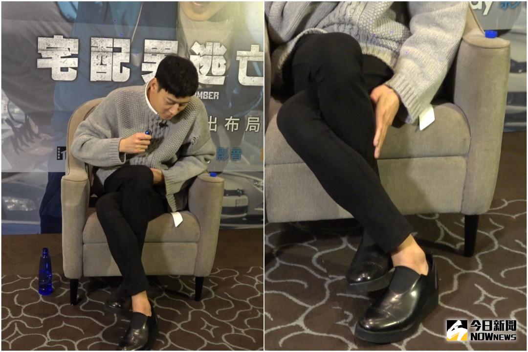 ▲姜棟元腿太長，翹腳腳掌平貼地面。（圖／記者陳明安攝 , 2018.3.8）