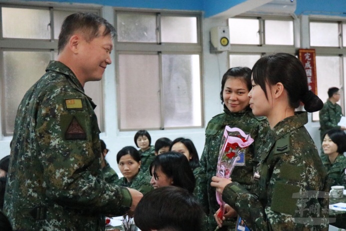 ▲ 登步部隊8日於湖南營區辦理婦女節茶會，由旅長楊將軍逐一致贈感恩花束，感謝她們兼顧「家庭」與「工作」雙重角色的辛勞。（陸軍584旅提供）