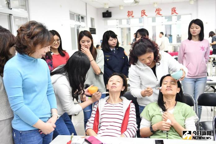 ▲專業按摩師為女警同仁按摩，美容專家主講臉部護膚spa體驗。（圖／記者鄧力軍翻攝 , 2018.03.09\\)
