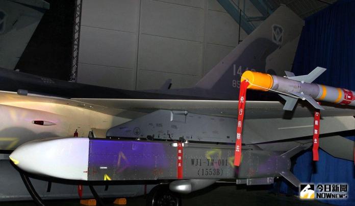 ▲中科院研發的萬劍彈掛載於IDF經國號戰機翼下。（圖／NOWnews資料照\\)
