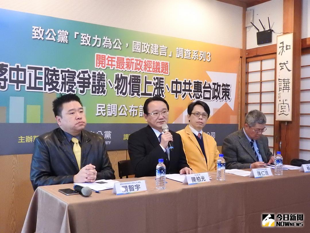 ▲中華民族致公黨召開民調記者會，顯示近5成民眾認為先總統蔣中正功大於過，也有超過5成的民眾認為，應該將潑漆學生依法送辦。（圖／林仕祥攝 , 2018.3.9）