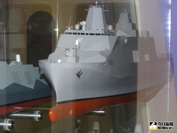 ▲左營海軍故事館中，展出海軍規劃建造的新型兩棲船塢登陸艦模型。建案代號為「鴻運計畫」。（圖／記者呂炯昌攝）