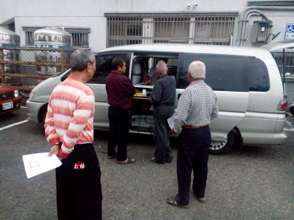 ▲嘉義市監理站為服務75歲以上高齡駕駛者，特下鄉協助換照。（圖／嘉義市監理站提供, 2018.03.09\\)