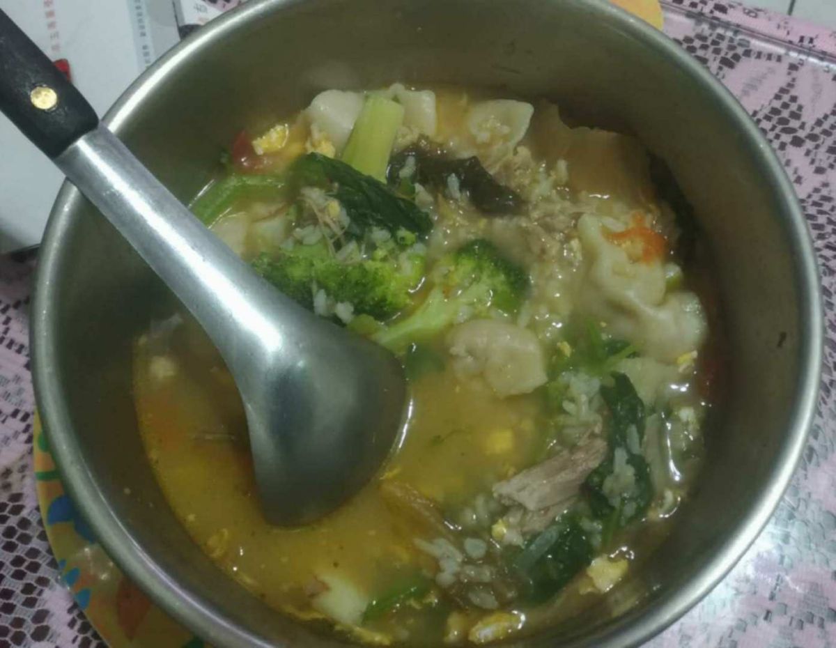 ▲網友貼出一張家中「黑暗料理」的照片，指出裡面有飯、番茄炒蛋、鹹菜、豬蹄、韭菜水餃、花椰菜、豆漿等。（圖／翻攝自PTT）