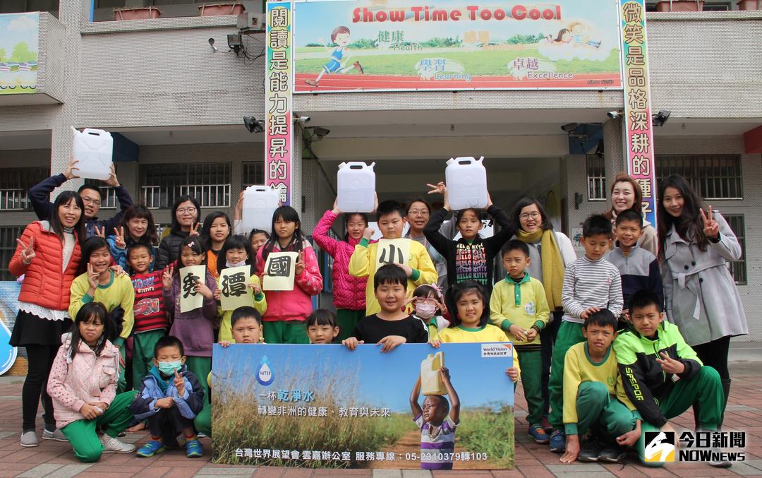 ▲秀潭國小全校總動員響應水資源行動，透過一日節水活動，體驗取水路幫助非洲缺水地區兒童。（圖／記者蘇榮泉攝，2018.03.09）