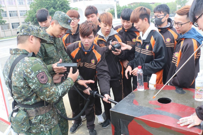 ▲ 陸軍第八軍團54工兵群9日辦理參訪活動，慈幼工商及亞洲餐旅學院兩校學生在教官帶領下，共同參訪工兵機械裝備陳展。（54工兵群提供）