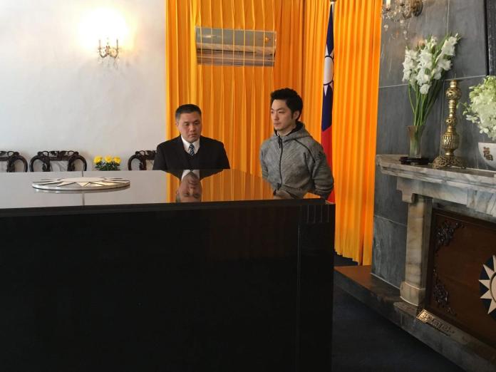 ▲潑漆事件後，國民黨立委蔣萬安 10 日與父母前往陵寢，向駐守陵寢的國軍士官兵致謝，並關心現場修復與後續開放作業。（圖／蔣萬安立委辦公室提供 , 2018.03.10）