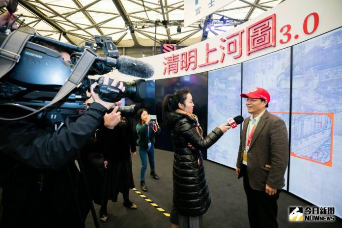 ▲夏普社長戴正吳領軍出席上海AWE消費家電展，還化身品牌大使介紹了8K故宮典藏清明上河圖。（圖／夏普提供）