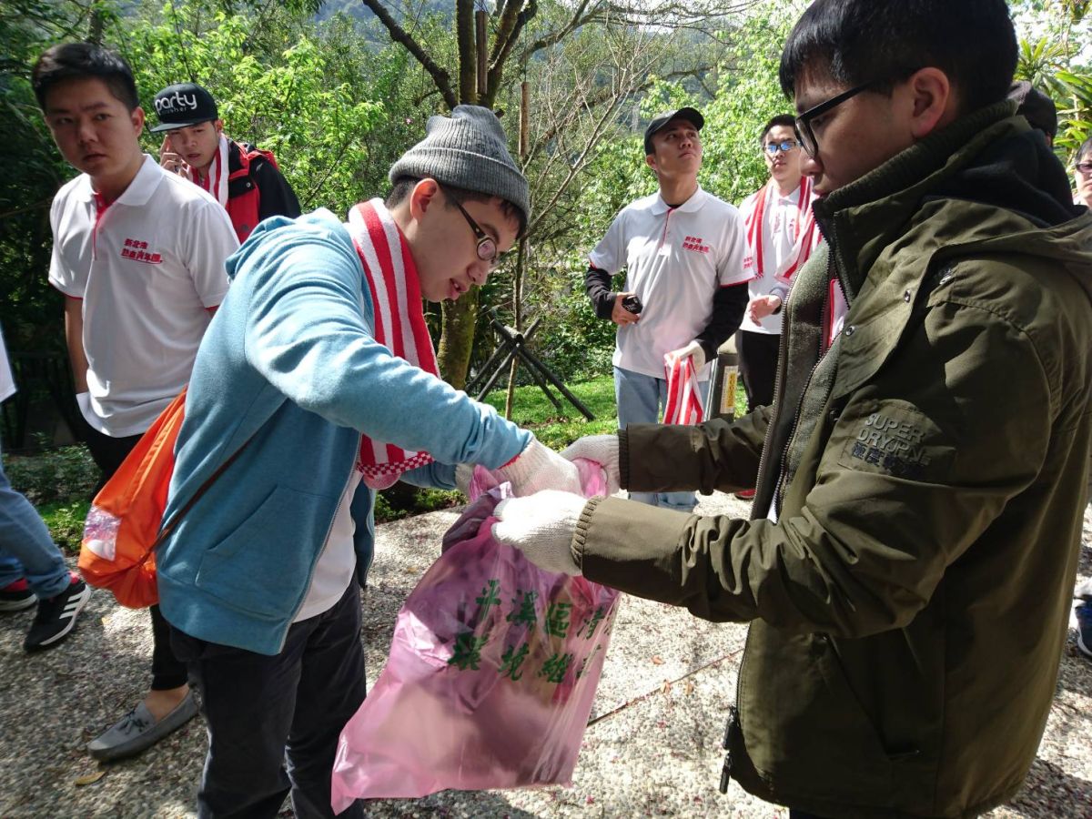▲志工深入山林，4條路線共清出近20袋垃圾，還給平溪當地清淨整潔的登山步道。（圖／新北市觀光旅遊局提供）