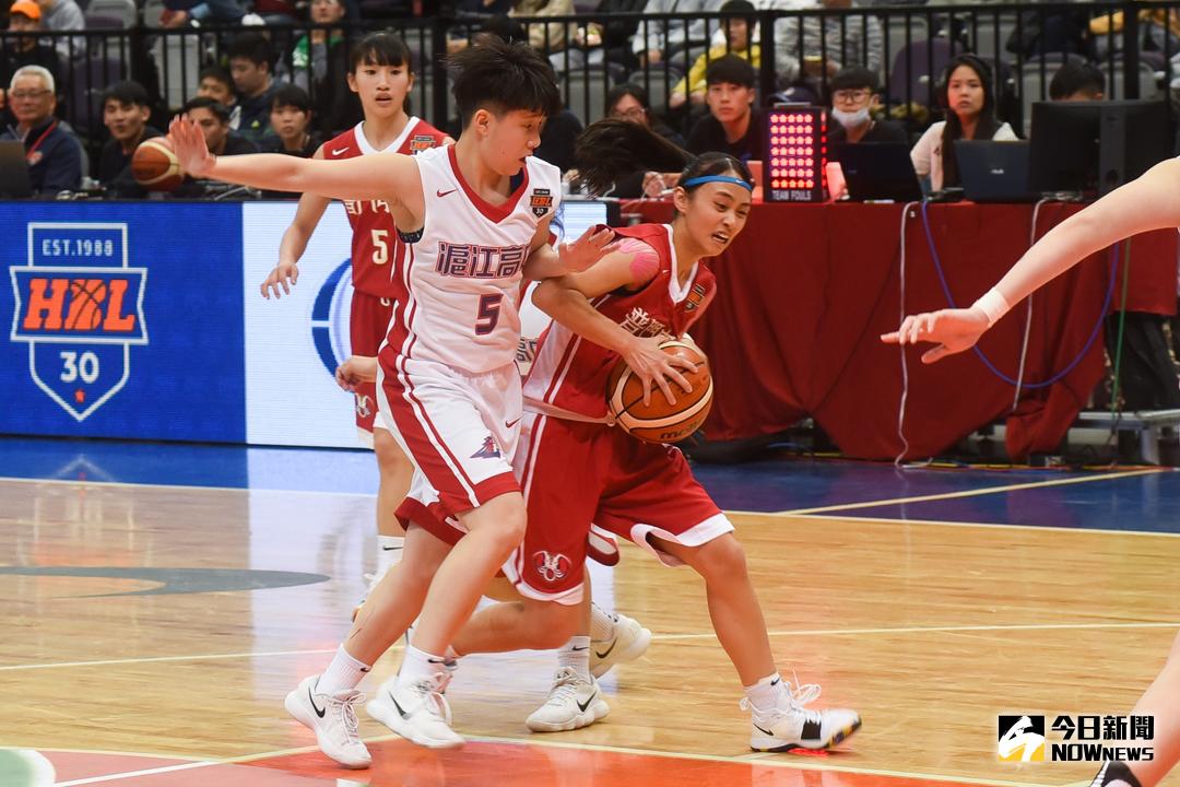 ▲普門中學羅培儀\\(持球者\\)。（圖／陳明安攝 , 2018.03.10）