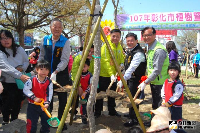 彰化市公所贈送民眾樹苗　排隊逾兩百公尺
