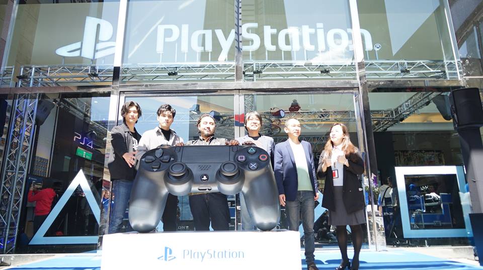 ▲風田（左一）、偉晉（左二）相當愛打電動。（圖／台灣索尼互動娛樂提供，2018.03.10）