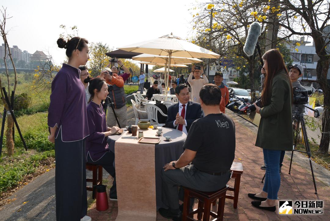 ▲圖說：嘉義市長涂醒哲於拍攝微電影中，客串配合茶席品茗演出。（圖／記者郭政隆攝影2018.3.10）