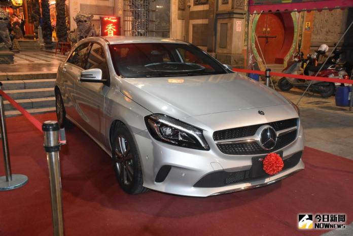 ▲西螺廣福宮擲筊送出賓士，破當地有史以來最大獎項。（圖／記者郭春輝攝 , 2018.03.10）