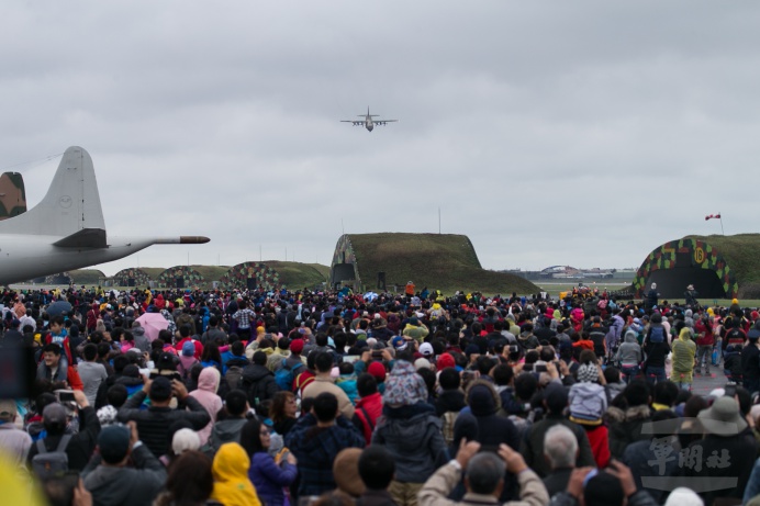 ▲ 國防部107年營區開放活動規劃4場次，首場次將於今年6月中旬開跑，歡迎國人踴躍參加；圖為106年空軍新竹基地營區開放活動盛況。（軍聞社資料照片）