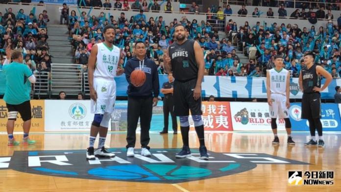 ▲陳金鋒為富邦勇士開球。（圖／張育嘉攝）