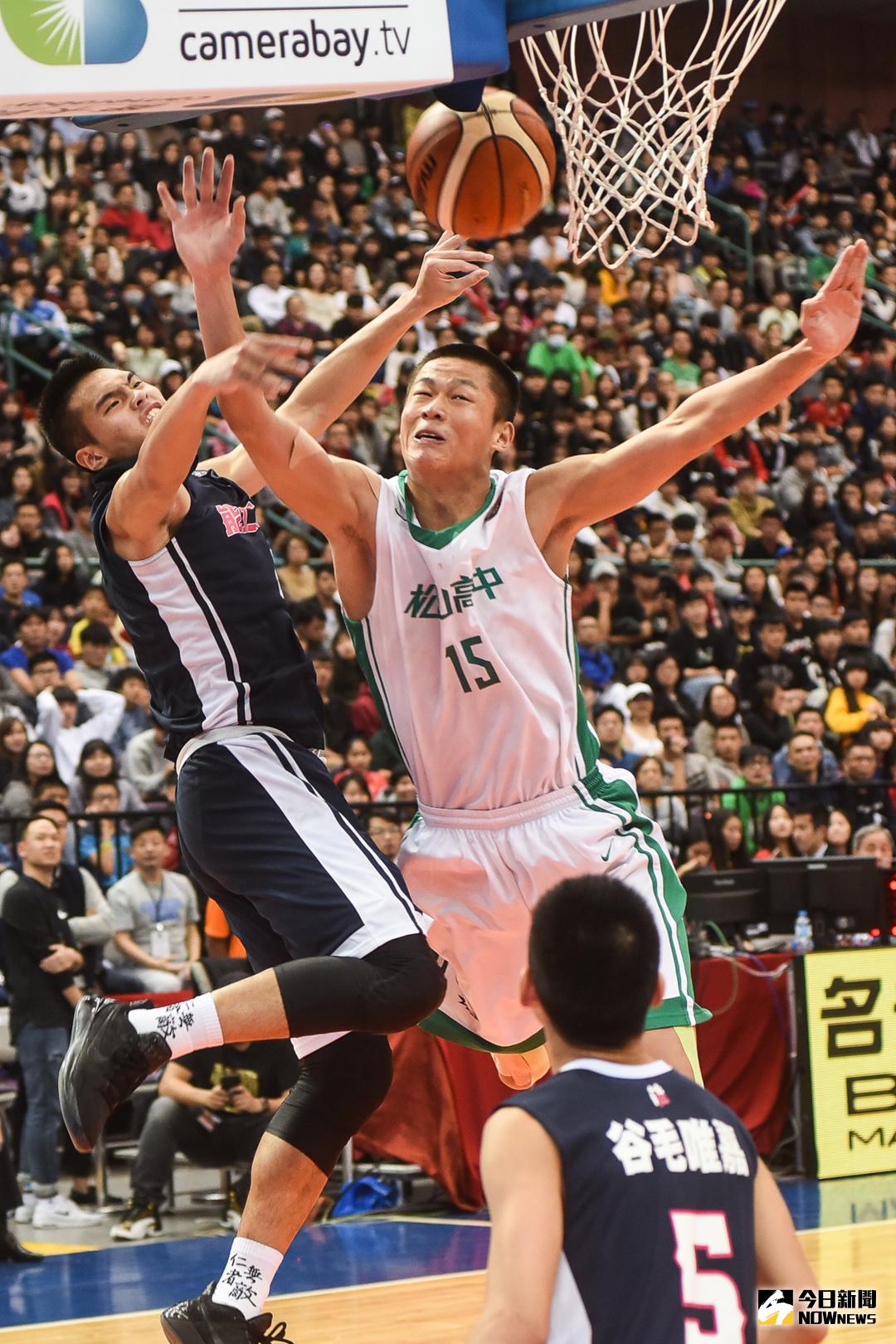 ▲松山中鋒林正鞏固禁區。（圖／陳明安攝）