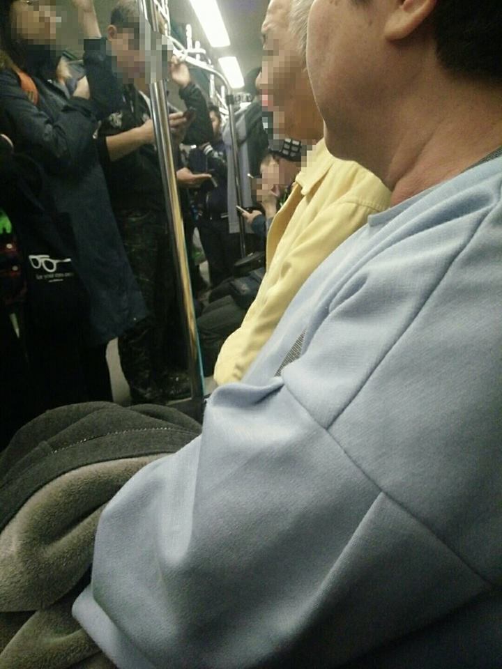 ▲一名阿伯逼讓座不成，竟還動手撞人，引發眾怒。（圖／翻攝自爆怨公社）