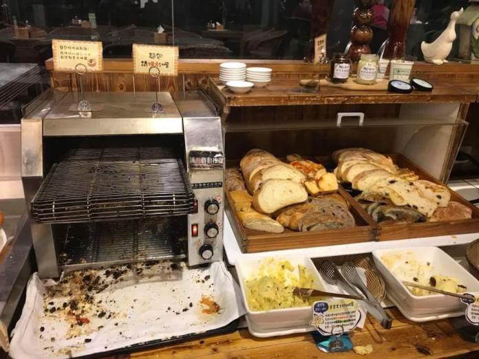 ▲黑漆漆的烤麵包機與旁邊看起來香噴噴的麵包形成強烈對比。（圖／翻攝自《爆料公社》）