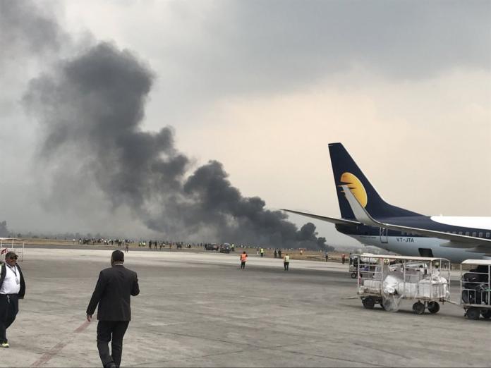 ▲孟加拉籍 US-Bangla Airlines 墜毀尼泊爾機場，現場濃煙瀰漫。（圖／翻攝自網路）