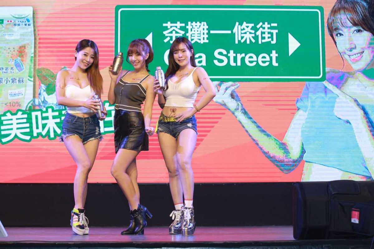 ▲辜莞允（中）與「珍奶姊妹花」一同搖奶。（圖／泰山企業提供，2018.03.12）