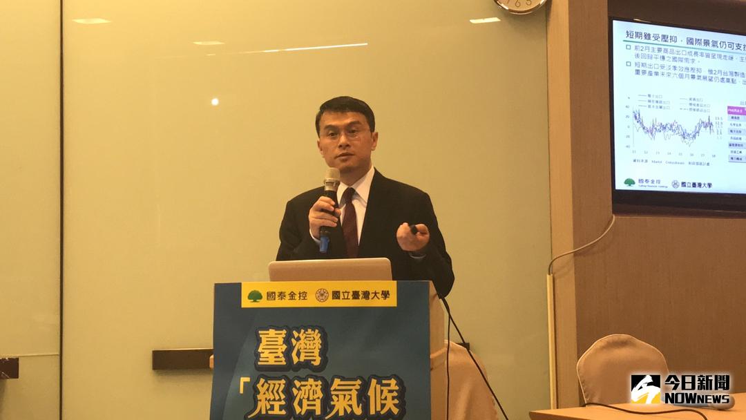 ▲國泰台大產學合作計畫協同主持人、也是中央大學經濟系教授徐之強今（28）日指出，今（2022）年民生必需品漲幅驚人，就經濟學來講，等於政府課徵通膨稅，稅收超徵還稅於民也是合理。（圖／資料照，記者顏真真攝）