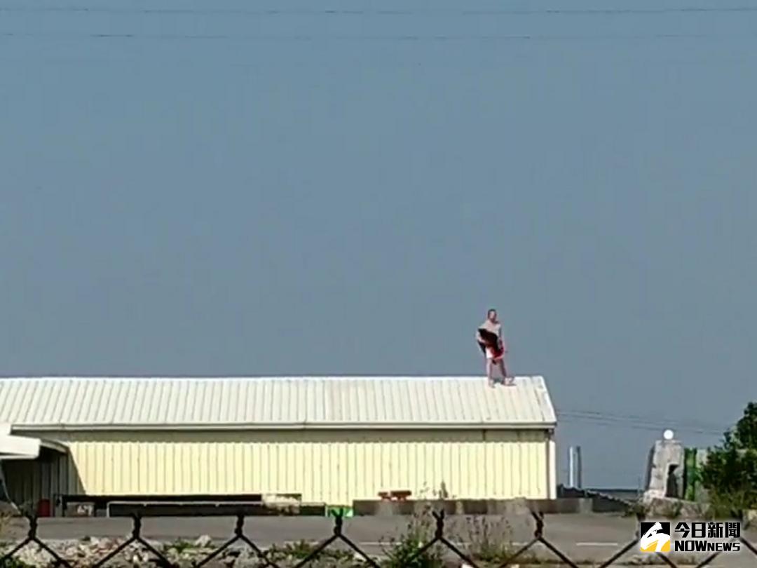 ▲一名中年男子突然跑到一處民宅屋頂上不時大聲呼叫，員警趁隙將他制伏強制送醫。（圖／警方提供，2018.03.12）