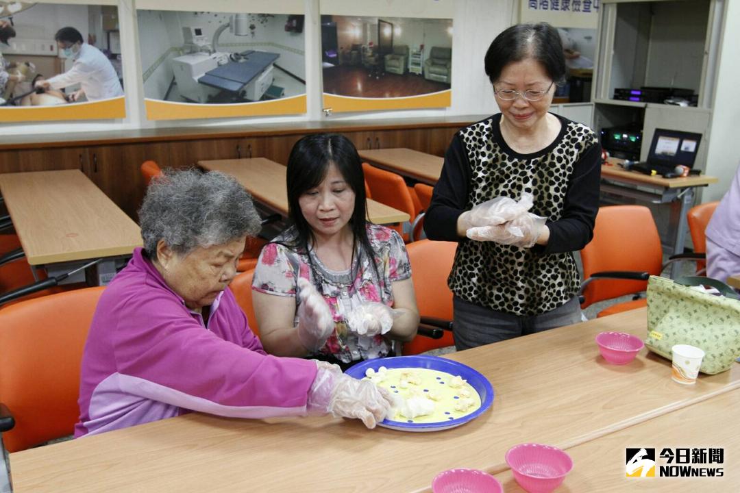 ▲員榮醫院營養師教導腎友如何做出高熱量低蛋白的湯圓，又符合腎友飲食上低蛋白的需求。（圖／記者陳雅芳攝，2018.03.13）