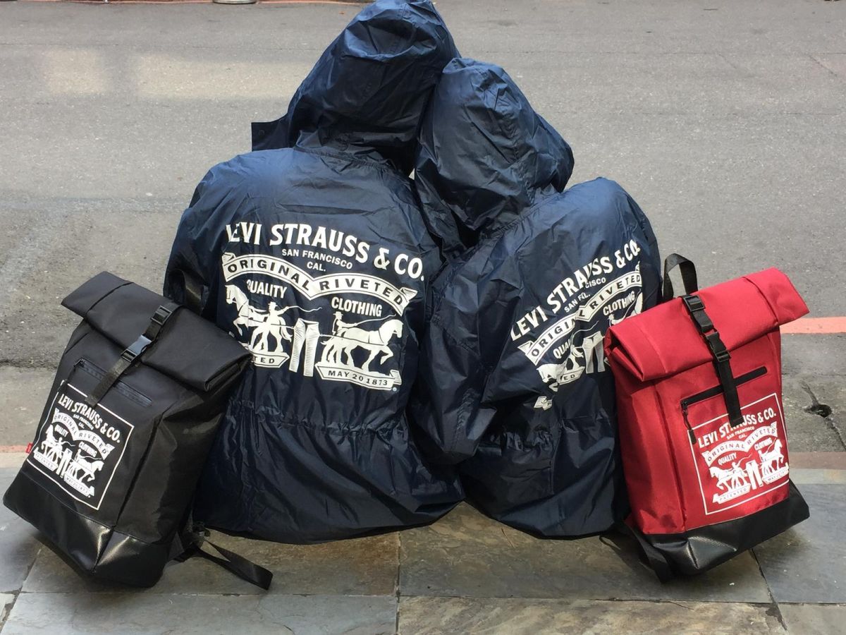 ▲7-ELEVEN攜手LEVI’S，3月14日起推出潑水後背包、個性風衣式雨衣限量預購活動。（圖／7-ELEVEN提供）