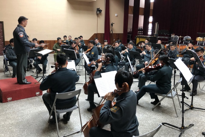 ▲ 國防部示範樂隊107年度巡迴音樂會首場次20日將於國家音樂廳上演，官兵們在營區進行緊鑼密鼓的排演，希望在樂迷前完美演出。（軍聞社記者周力行攝）