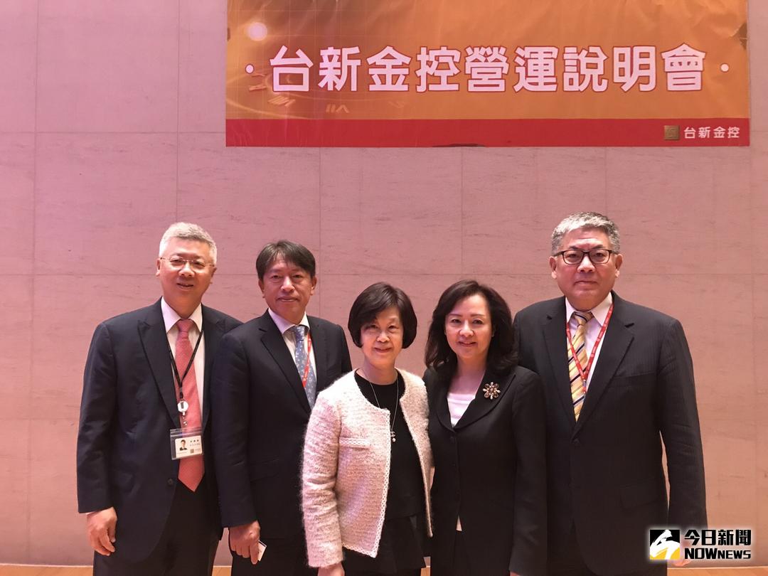 ▲台新金控3月13日召開法說會，首度由新任的經營團隊聯合主持，包括總經理林維俊（左一）、財務長賴昭吟（中）、台新銀行總經理暨個人金融事業總處執行長尚瑞強（右一）、法人金融事業總處執行長林淑真（右二）及金融市場事業總處執行長簡展穎（左二）。（圖／記者顏真真攝，2018.3.13）