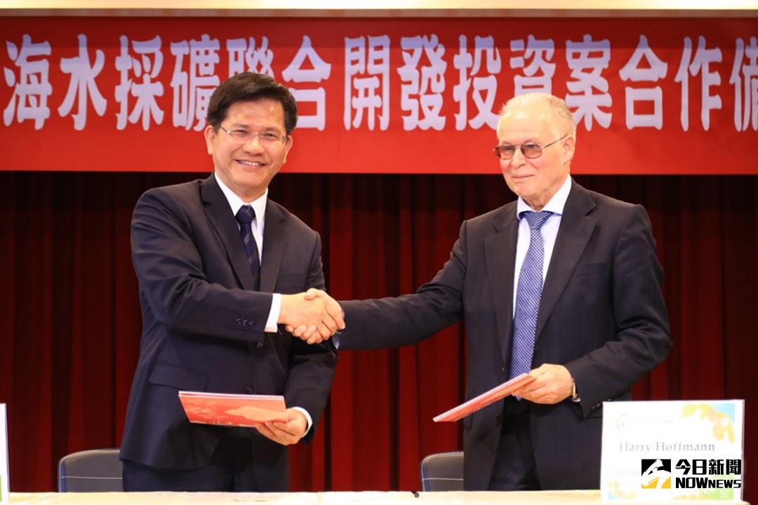 ▲台中市長林佳龍6日與德國霍夫曼\\(右者\\)，簽訂合作備忘錄。（圖／資料照片 , 2018.3.14\\)